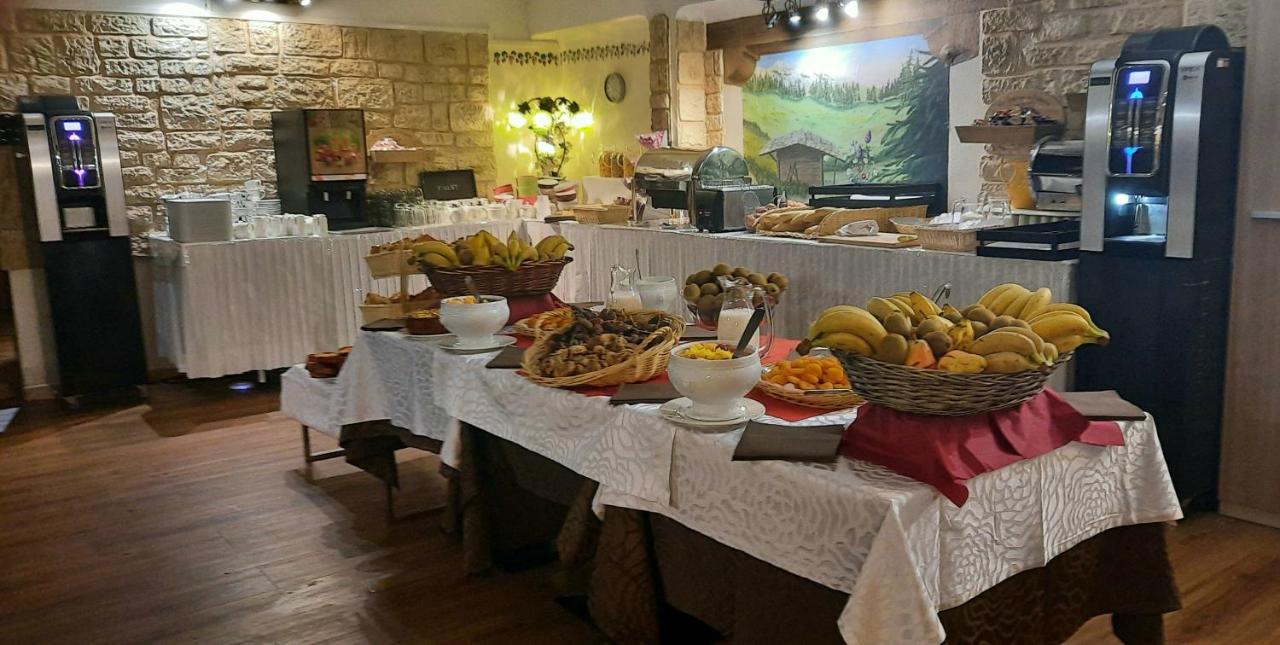 Hotel Chastellares Орон Екстериор снимка