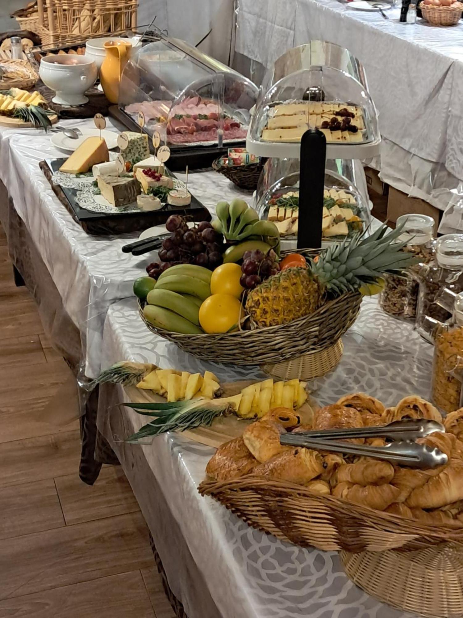 Hotel Chastellares Орон Екстериор снимка