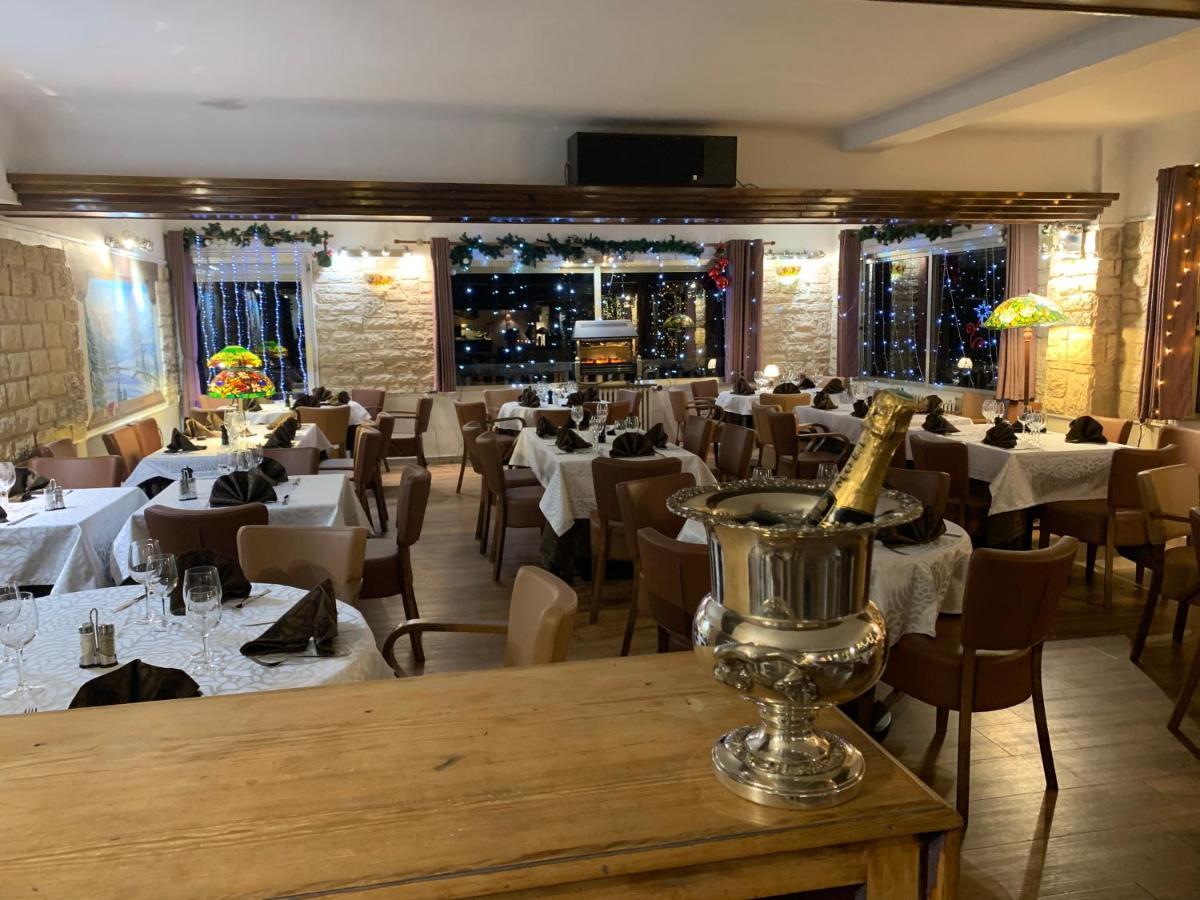 Hotel Chastellares Орон Екстериор снимка