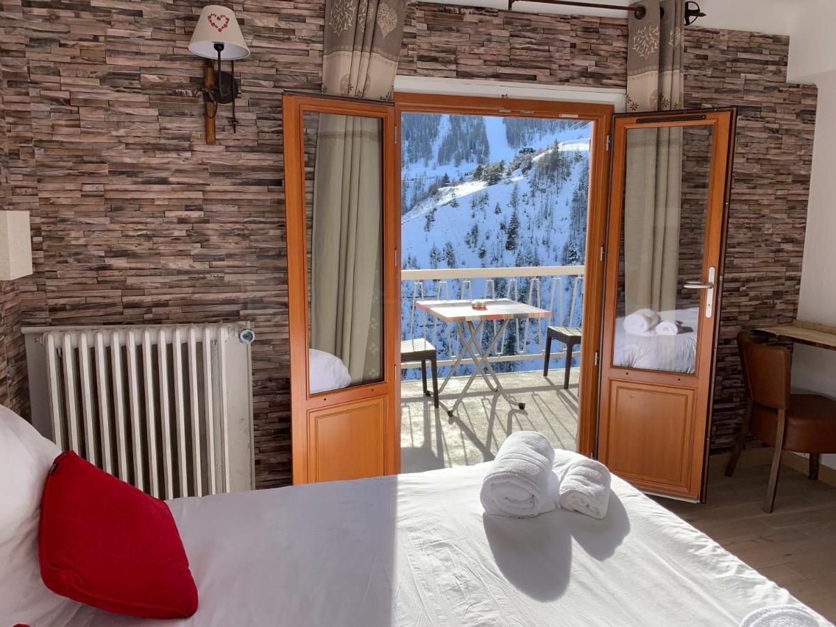 Hotel Chastellares Орон Екстериор снимка